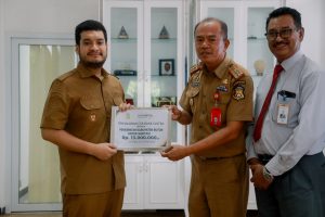 Pihak Bank Sultra bersama Bupati Buton saat penyerahan CSR untuk rumah ibadah dan sanitasi. 