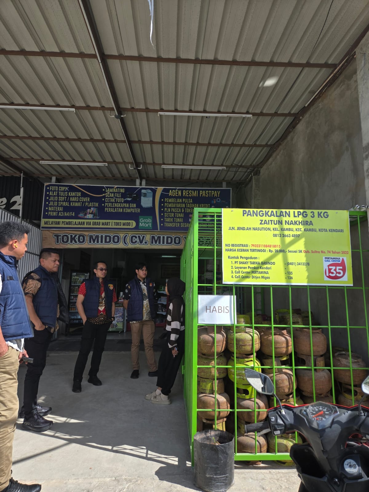 Anggota Ditreskrimsus Polda Sultra menyisir sejumlah pangkalan LPG di Kota Kendari. 