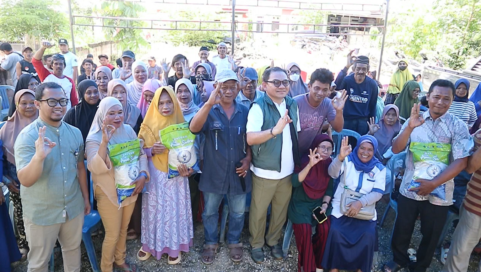 Jaelani berbagi ribuan paket beras ke warga Kendari, Selasa (16/6/2026).
