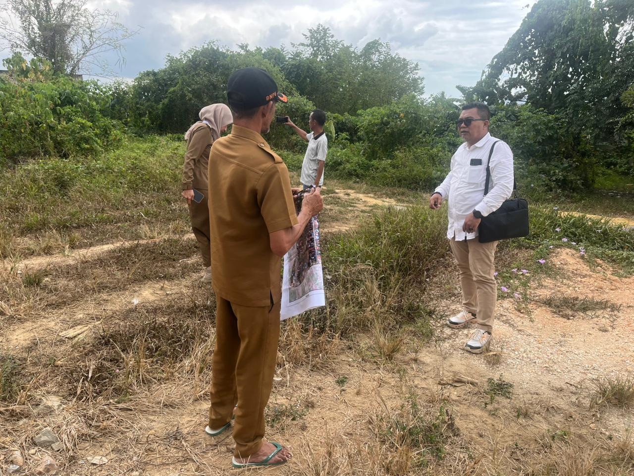 Survei batas RT bersama Lurah Bonggoeya Waode Pratiwi, S.STP, Ketua RW 003, Sulkurniah dan Ketua RT 006, Sony.