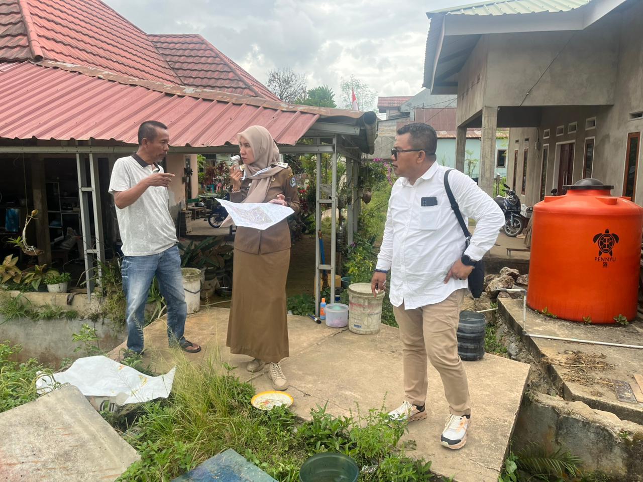 Survei batas RT bersama Lurah Bonggoeya Waode Pratiwi, S.STP, Ketua RW 003, Sulkurniah dan Ketua RT 006, Sony.